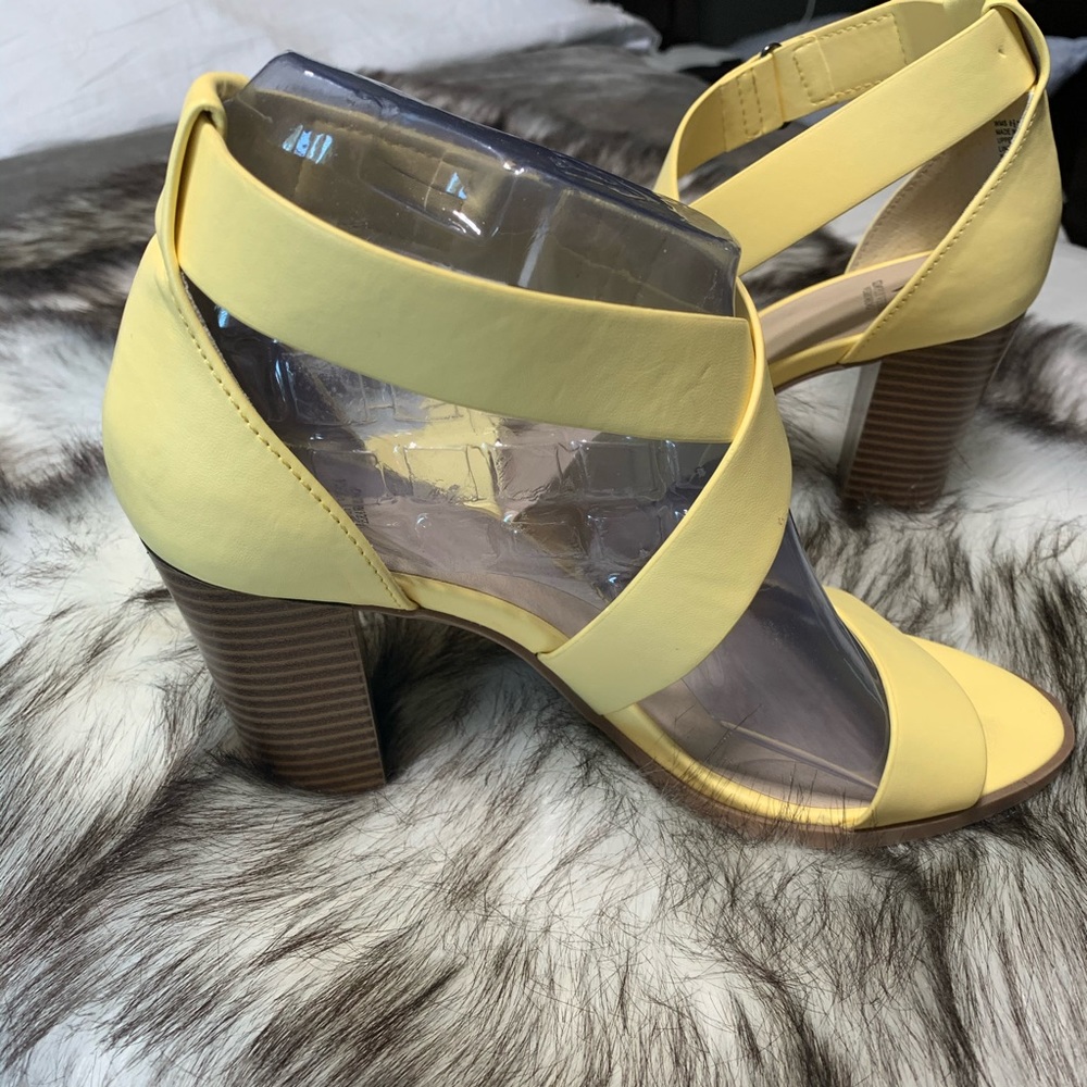 Simply Vera Wang yellow heels 8.5